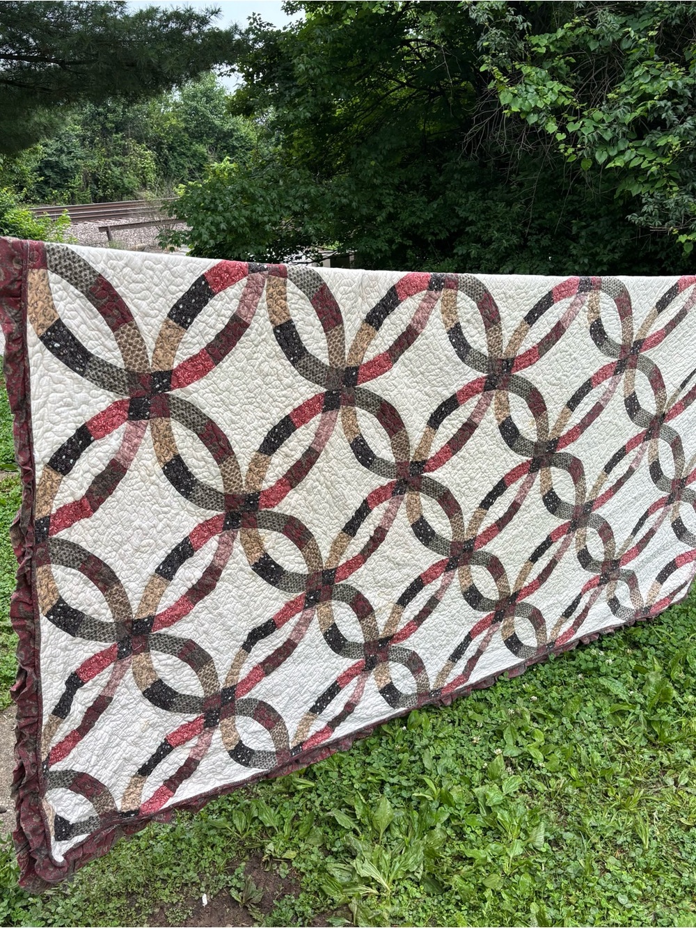 Vintage Double Wedding Ring Quilt in Cream, Red, Brown & Black